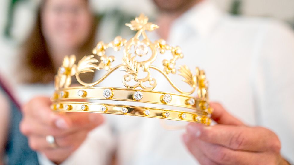 Diese vergoldete, mit Strasssteinen verzierte Krone ist extra fürs Blütenfest in Turek (Polen) gefertigt worden. Doch ist es eigentlich ein Frauen-Diadem. Kommt es insofern zum Einsatz? Foto: Cordsen