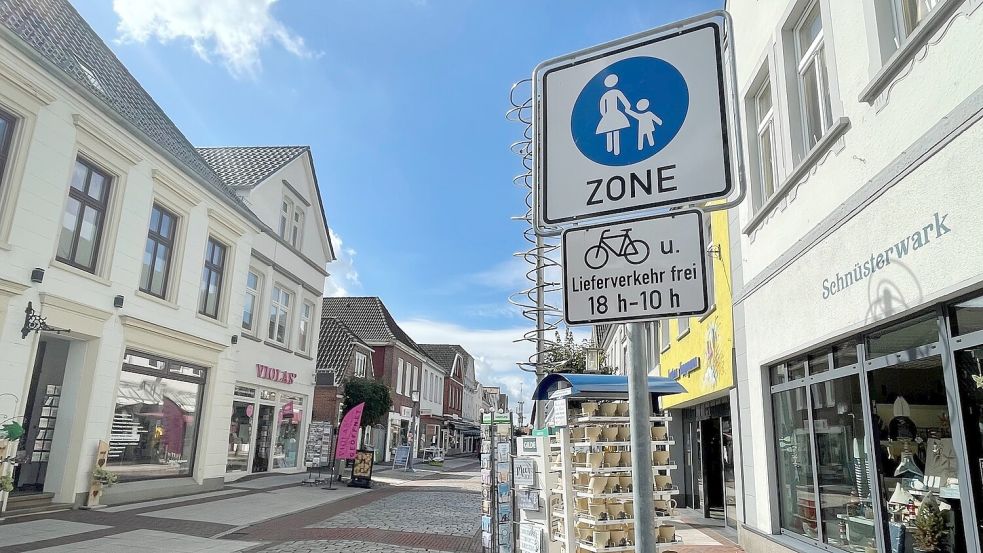 Das Verkehrsschild macht unmissverständlich klar, dass Fahrräder während der Öffnungszeiten der Geschäfte in der Norderstraße nicht verkehren dürfen. Foto: Boschbach