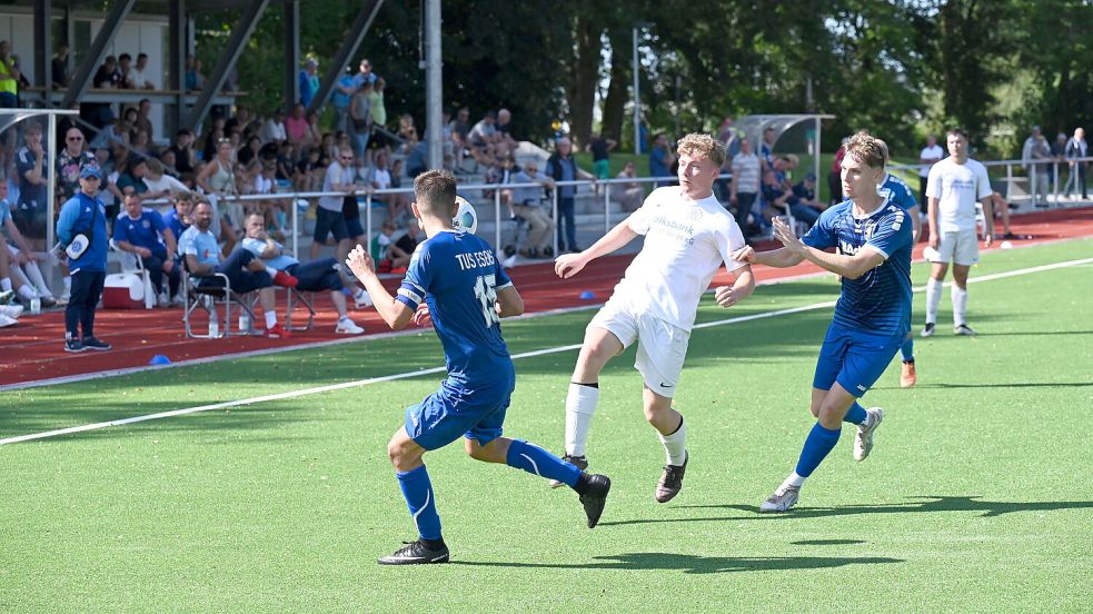 Die Esenser um Niklas Pinkernell (links) und Finn Rosenboom zeigten am Sonntag vor 200 Zuschauern eine sehr starke Leistung. Foto: Steenhoff