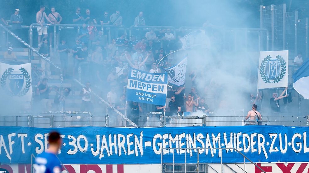 Einige Emder Fans sind mit nach Meppen gefahren, feierten das Spiel und die Freundschaft zwischen den Klubs.
