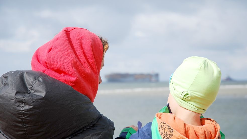 Das Abschleppen des Autofrachters verfolgten viele Schaulustige auf der Insel. Foto: Ferber