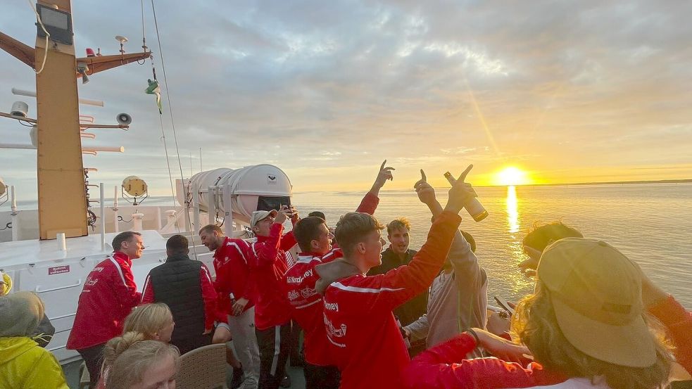 Während die Hinfahrt drei Stunden dauerte, brauchte die Fähre zurück nach Norderney fast viereinhalb Stunden. Die verbrachten die TuS-Kicker sehr gesellig. Foto: Privat