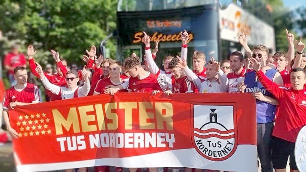 Auch die Norderneyer Fußballer holten den B-Klassen-Titel (Staffel I) und Aufstieg. Danach ließen sie es ordentlich krachen. Foto: Privat