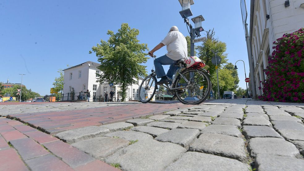 Der Zustand der Straßen muss in Aurich genau unter die Lupe genommen werden. Fotos: Ortgies