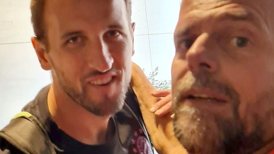 Frank Eurich (rechts) traf Harry Kane im Hotel, machte ein Selfie mit ihm und ergatterte auch Autogramme. Foto: Privat
