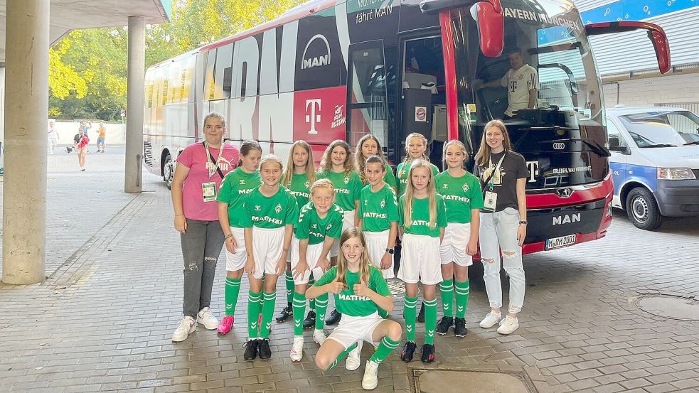 Die Nachwuchskickerinnen von Germania Wiesmoor machten einige Mannschaftsfotos – unter anderem vor dem Bayern-Bus. Foto: Privat