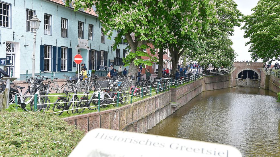 Viele Touristen stellen ihre Fahrräder lieber im Ortskern ab. Foto: Archiv/Wagenaar