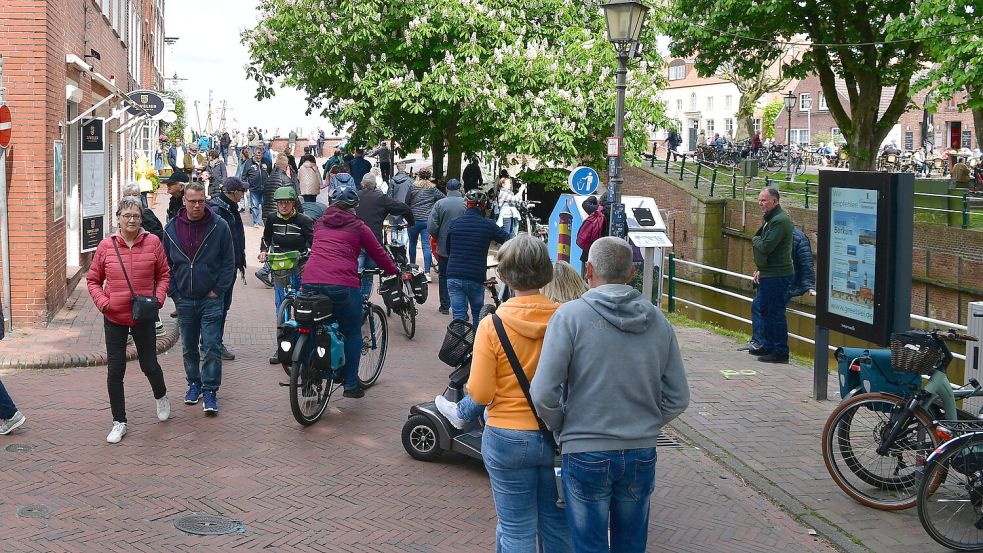 Einige Nutzer bei Facebook fordern, dass Radfahrer im Ortskern absteigen. Foto: Archiv/Wagenaar