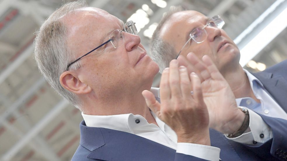 Niedersachsens Ministerpräsident Stephan Weil (SPD, links) und Werksleiter Uwe Schwartz