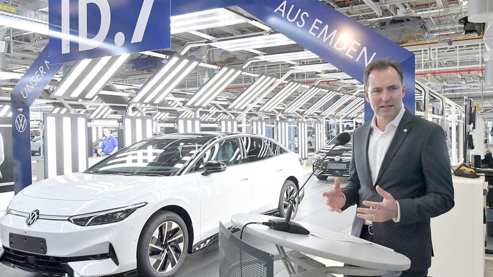Thomas Schäfer, Chef der Marke VW im Volkswagen-Konzern, hält eine Rede zu den Mitarbeitern.