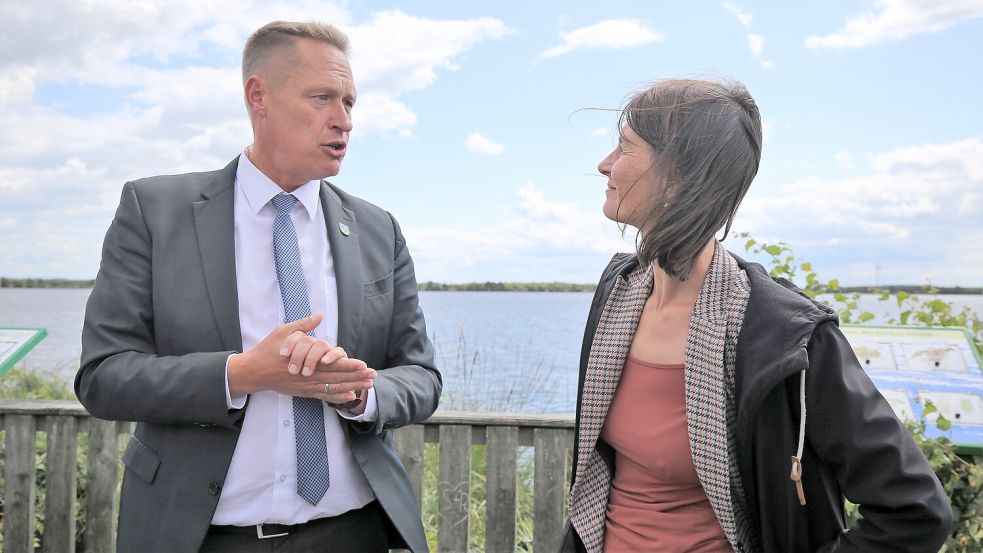 Wittmunds Landrat Holger Heymann mit Niedersachsens Landwirtschaftsministerin Miriam Staudte am Ewigen Meer. Ist jetzt endlich eine Lösung in Sicht? Foto: Böning