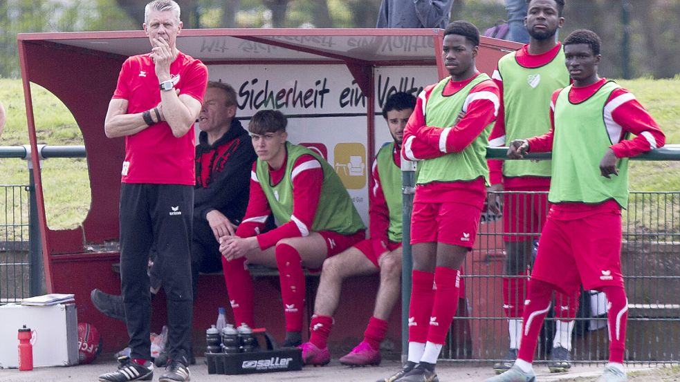 Künftig wird Uwe Groothuis (links) nicht mehr an der Auricher Seitenlinie stehen. Foto: Doden, Emden