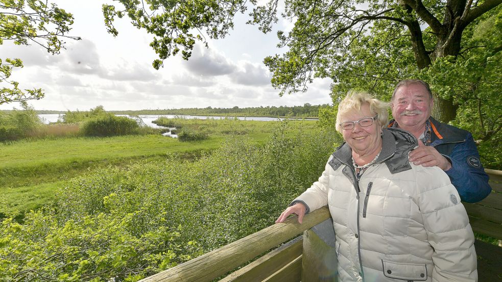 Vor der Besiedelung war Neudorf eine Moorlandschaft. Nur wenig ist davon übrig geblieben. Es ist heute ein Naturschutzgebiet, auf das Otto und Grete Broers hier blicken. Foto: Ortgies
