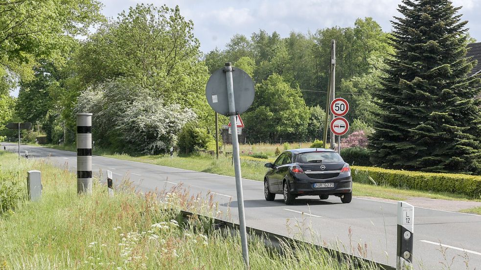 Früher gab es nur unbefestigte Wege, heute wird auf der Straße zwischen Neudorf und Wiesmoor so schnell gefahren, dass ein Blitzer installiert wurde. Foto: Ortgies