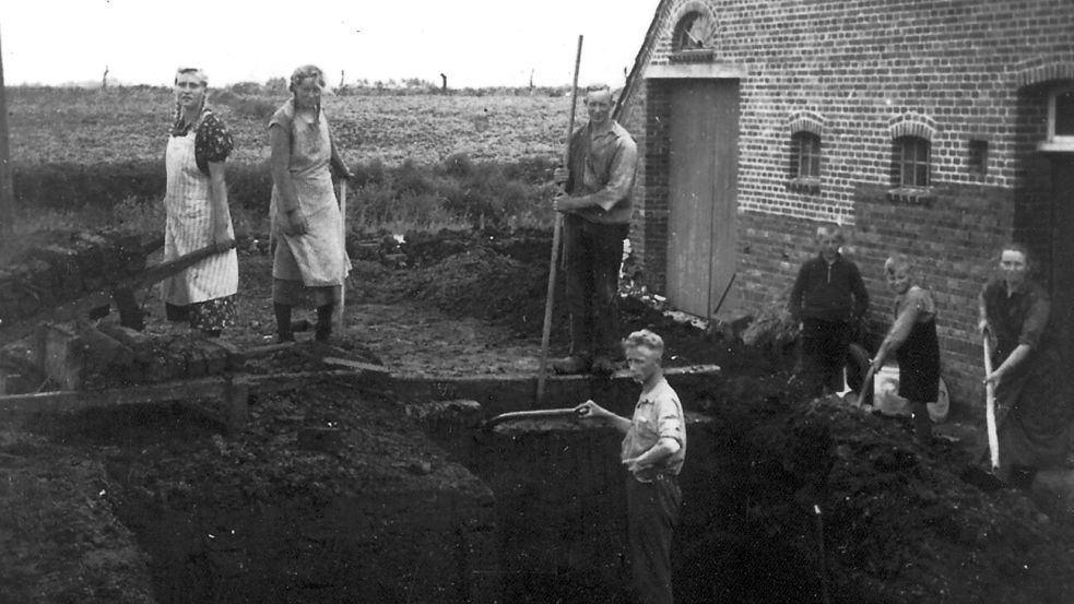 Beim Torfstechen musste die ganze Familie helfen, wie dieses Foto aus Wiesmoor zeigt. Foto: Saathoff/Archiv