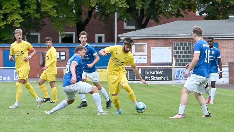 Germanias Alizade Carmanov (am Ball) setzt sich hier gegen Borssum durch. Am Ende feierten die Leeraner einen 4:3-Heimsieg. Foto: Lohmann