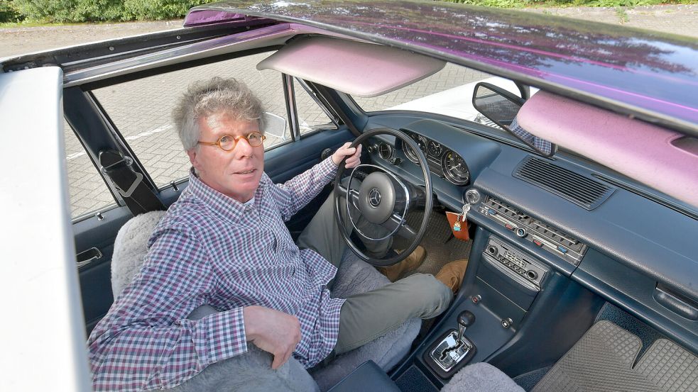 Am Steuer seines Mercedes /8 von 1971 sitzt Klaus Ortgies meist nur einmal in der Woche und nur bei gutem Wetter. Foto: Lüppen