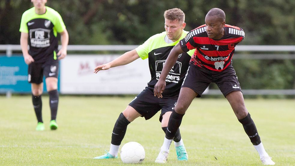Firrel (Zweiter von rechts Sebastian Bloem) möchte sich für eine 0:6-Pleite beim Saris-Cup beim SV Wilhelmshaven (rechts Bertony Konda) revanchieren. Foto: Doden, Emden