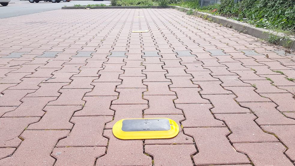 Parksensoren – wie auf diesem Bild von der Firma „Smart City System Parking Solutions GmbH“ – könnte es bald auf vielen Parkplätzen geben.