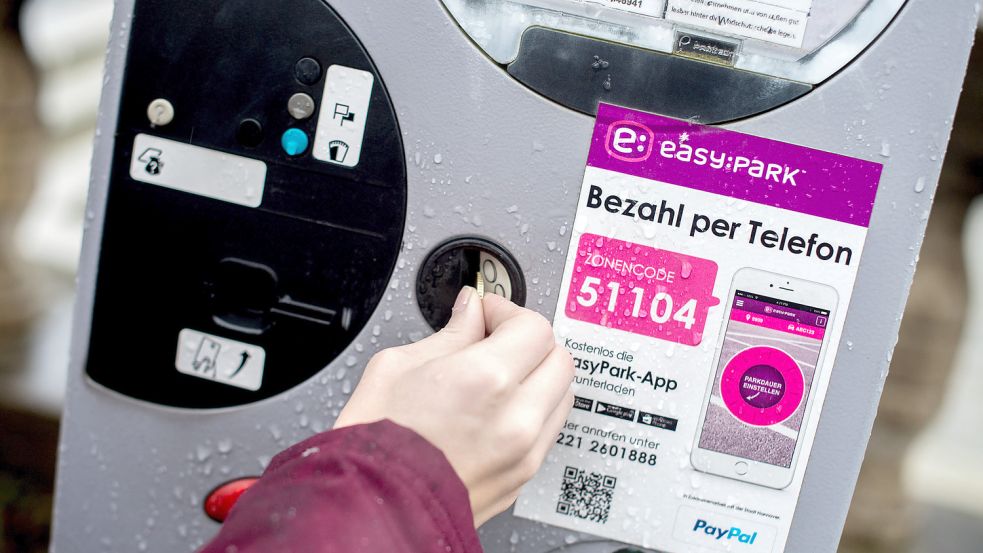 Die meisten ostfriesischen Kommunen nutzen den Anbieter „Pay by Phone“. In Norden gibt es auch die App „EasyPark“, die das Bezahlen des Parktickets mit dem Handy möglich macht. DPA-Symbolfoto: Dittrich