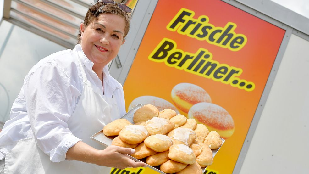 Tanja Schmielewski aus Großefehn verkauft an Sonn- und Feiertagen unter anderem an der Hauptstraße in Loga frischgebackene Berliner. Foto: Ortgies