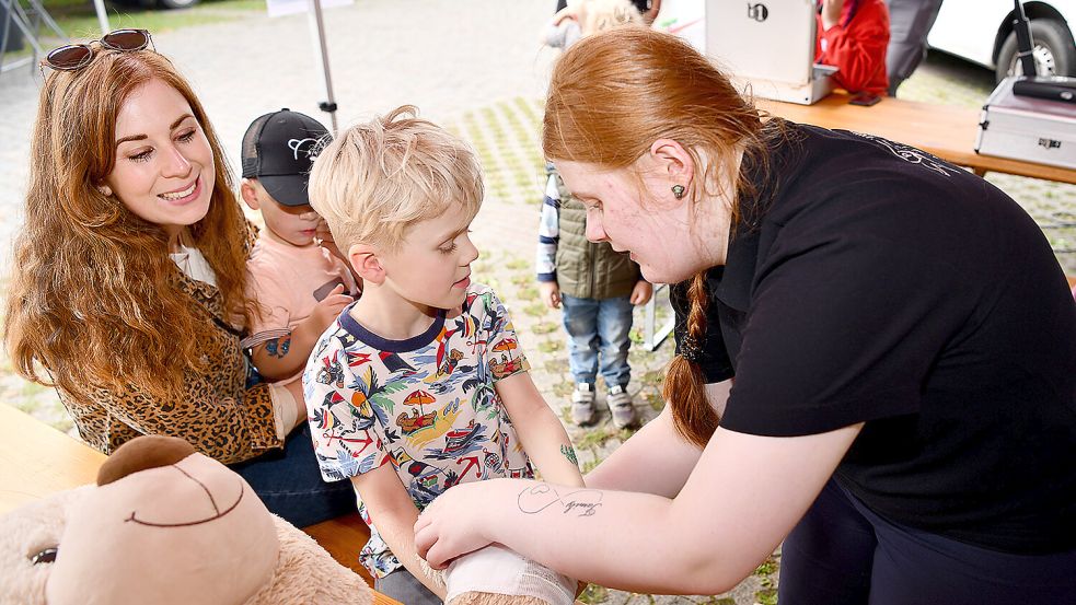 Kinder konnten beim Fest in Holtland selbst das Verbinden üben. Foto: Stromann