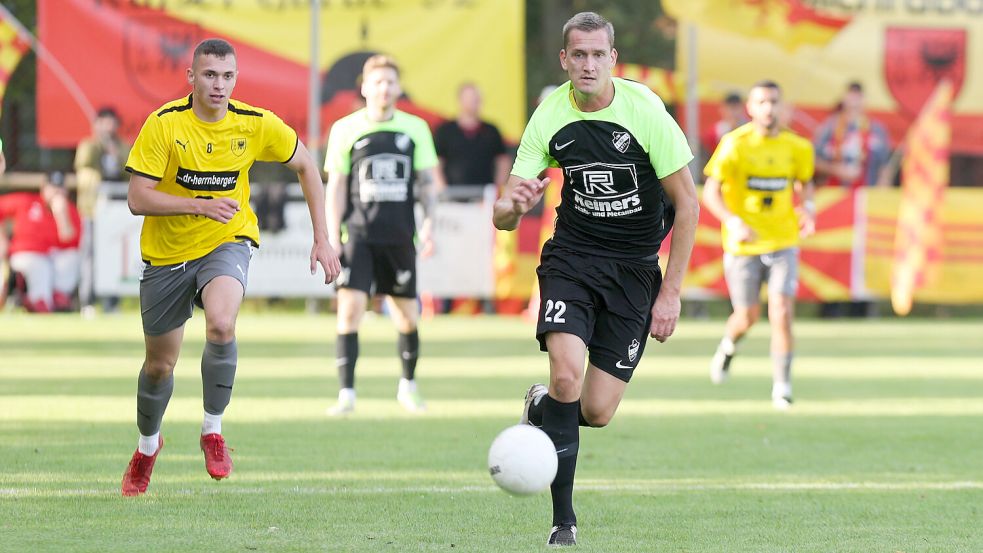 Firrel (am Ball Andre Lücht) kassierte gegen Wilhelmshaven (links Dennis Wego) die erste Saisonpleite. Foto: Doden/Emden