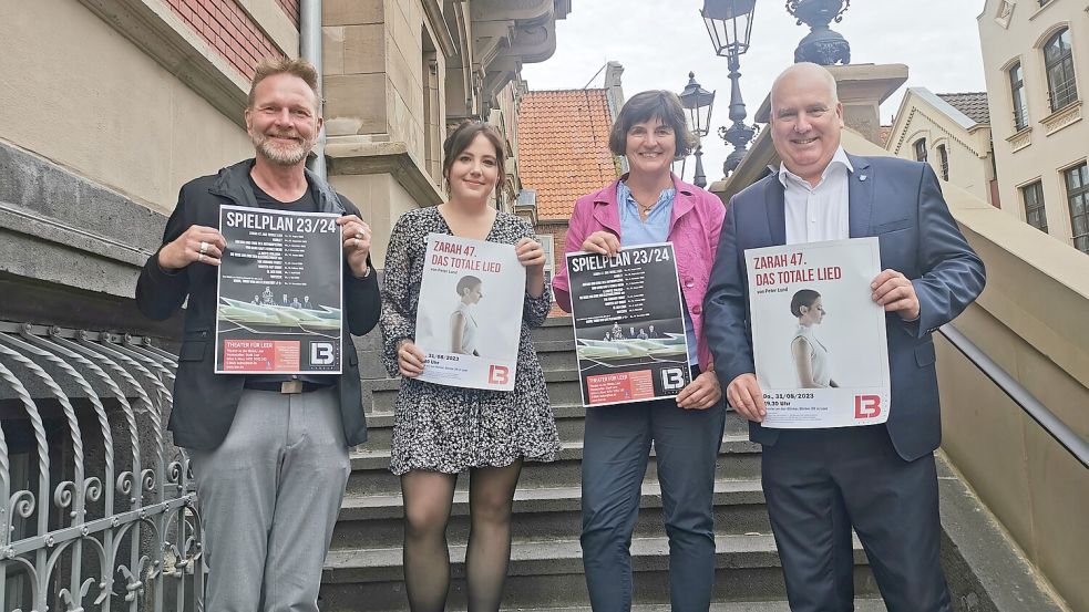 Der Intendant der Landesbühne Nord Olaf Strieb (von links), Franziska Ramm (Kulturbereich Stadt Leer), die Leiterin des Kulturverbandes Leer Birgit Zimmermann und Bürgermeister Claus-Peter Horst freuen sich auf doppelt so viele Veranstaltungen wie im Vorjahr. Foto: Rose