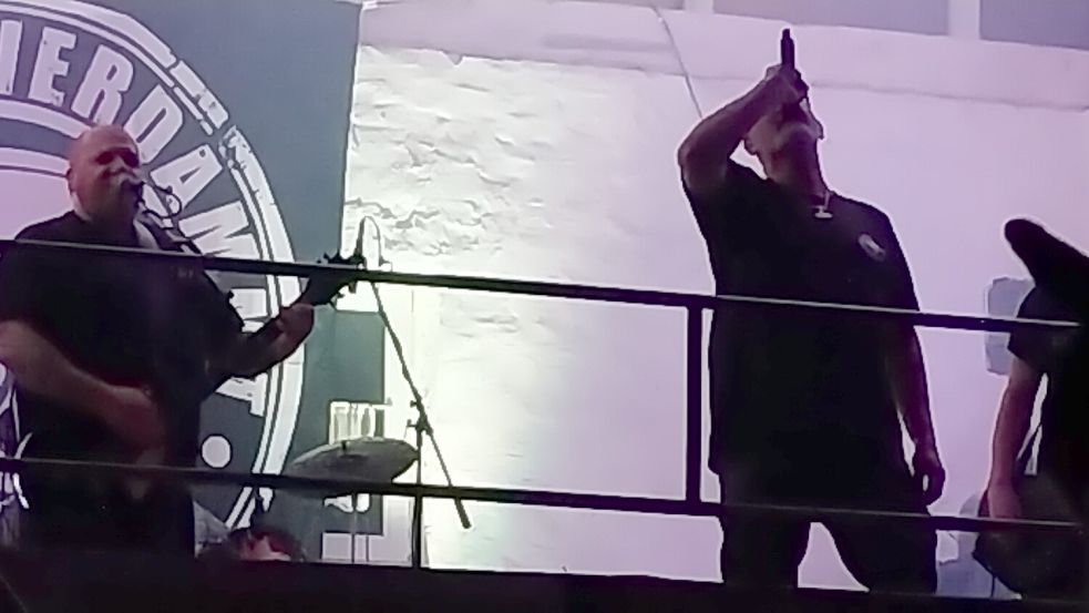 Die Band "Gehasst, verdammt, vergöttert" beim Auftritt Anfang August in der Krummhörn. Links im Bild: Marco E., der auch bei der rechtsextremen Band Oidoxie spielt. Am Mikrofon ist Patrick J., der ebenfalls in rechtsextremen Band spielt. Auch er betonte, dass es sich um einen unpolitischen Abend handele. Foto: Recherche-Nordwest