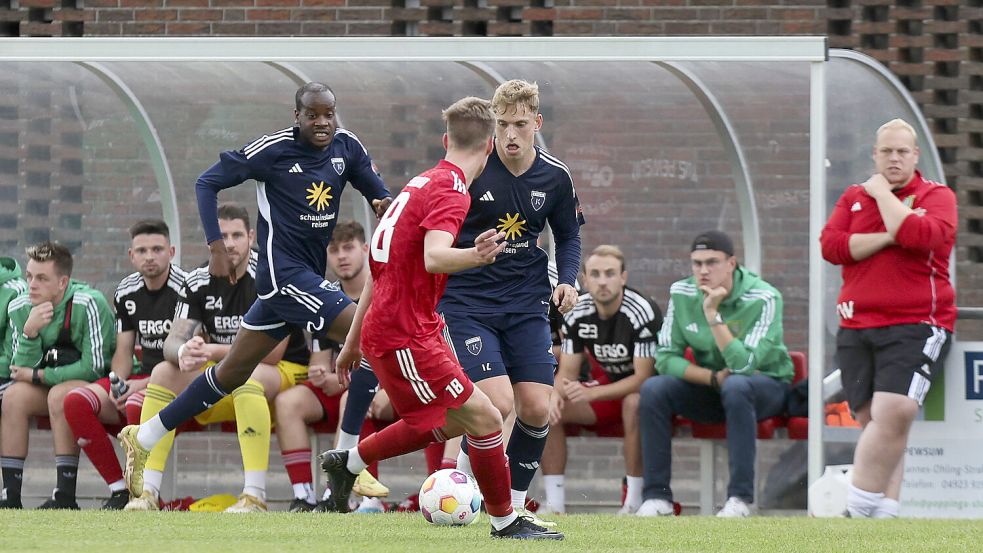 Keno Buß (am Ball) präsentierte sich an alter Wirkungsstätte spielfreudig und torhungrig. Foto: Doden/Emden