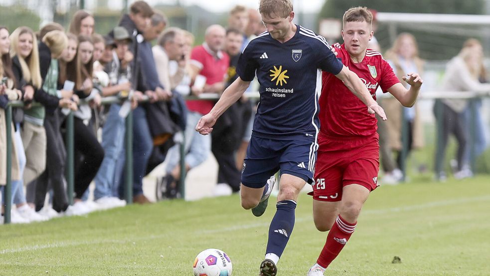 350 Zuschauer verfolgten die Partie zwischen Kickers (Janek Siderkiewicz) und Pewsum (Jannis Hempelmann). Foto: Doden/Emden