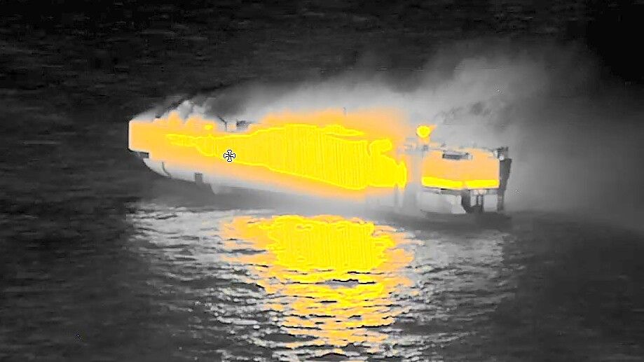 Das Feuer an Bord der „Fremantle Highway“ breitete sich in der Unglücksnacht vor allem auf den oberen Decks des Frachters aus, wie auch dieses mit einer Wärmebildkamera aufgenommene Foto der niederländischen Küstenwache zeigt. Foto: Küstenwache