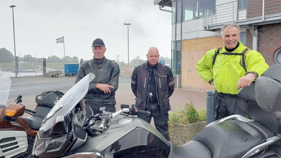 Mit dem Motorrad wollten Roel Keizer (von links), Harry Beukeveld und Henk Heidema aus den Niederlanden durch Norwegen fahren.