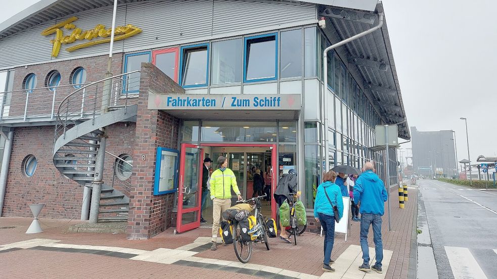 Viele Fahrgäste der Norwegen-Fähre zieht es zum "Fährhaus" der Emder Reederei AG Ems.