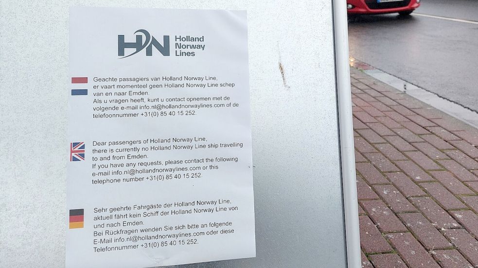 Mit einem Plakat weist die HNL-Reederei auf die Absage der Fahrten hin und gibt Kontaktmöglichkeiten an.