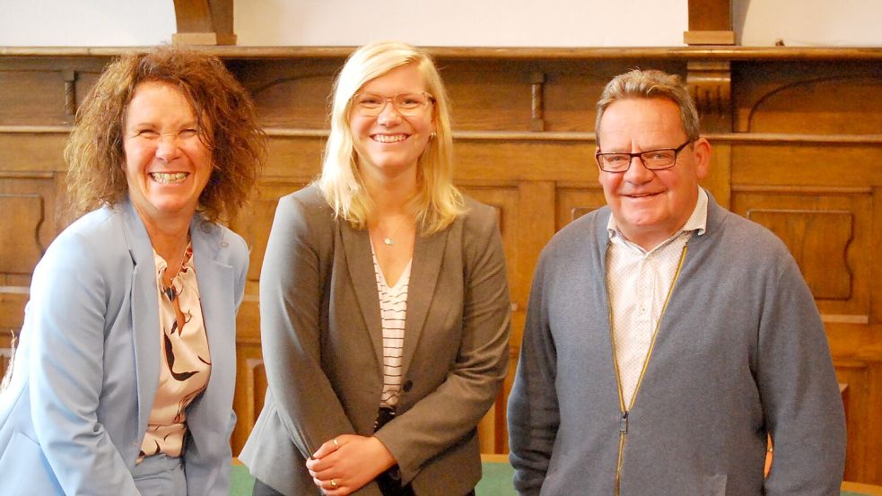 Giulia Beekhuis (Mitte) ist Ansprechpartnerin für die Stabsstelle Ehrenamt des Landkreises Leer auf Borkum. Das freut Chefin Monika Fricke und Frank Pahl, allgemeiner Vertreter des Bürgermeisters.