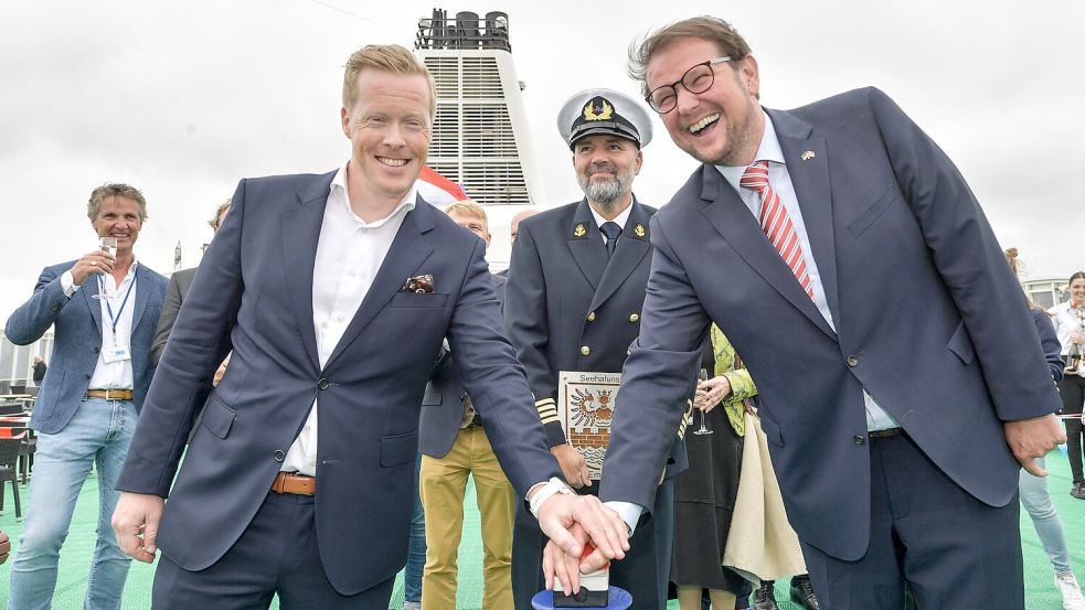 Große Freude am 1. Juni bei HNL-Chef Morten Aggvin (links) und Emdens Oberbürgermeister Tim Kruithoff, als der Startschuss für die Norwegen-Verbindung fiel. Foto: Ortgies/Archiv