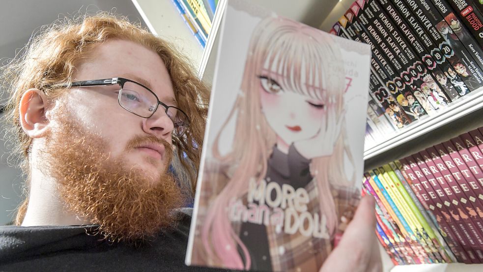 Mit Moritz Bergmann als Aushilfe hat der Buchladen in der Altstadt einen Experten auf dem Gebiet Manga. Foto: Ortgies