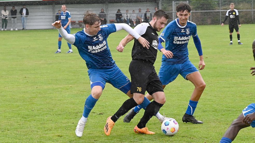 Finn Rosenboom (links) ist trotz seiner jungen Jahre bei Esens eine feste Größe im Mittelfeld. Isajah Stainbank (rechts) hat sein Potenzial angedeutet und strebt Ähnliches an. Foto: Steenhoff