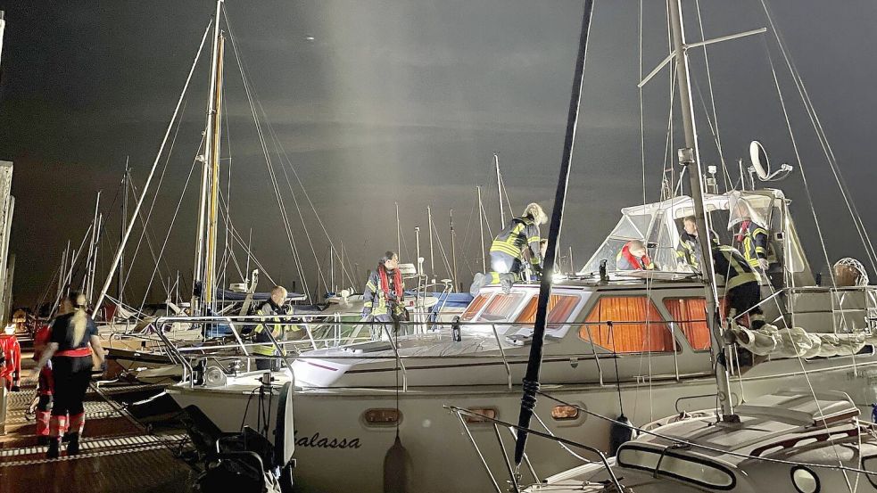 Die Freiwillige Feuerwehr Norden war in der Nacht zum Samstag im Norddeicher Hafen im Einsatz. Foto: Feuerwehr
