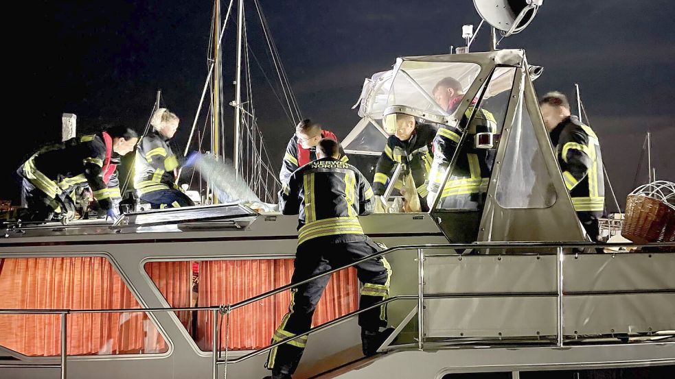 Als die Einsatzkräfte beim Hafen ankamen, befand sich der Bootsbesitzer mit starken Schmerzen unter Deck im Wohnbereich. Foto: Feuerwehr