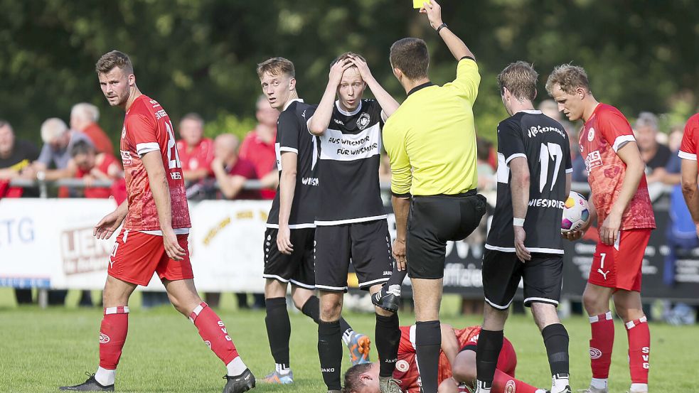 Eine von fünf Gelben Karten im Derby erhielt Wiesmoors Henning Schoon, der von der Entscheidung überrascht ist. Großefehn gewann das Derby 3:1 und führte nach Gelben Karten nach 90 Minuten 3:2. Foto: Doden/Emden