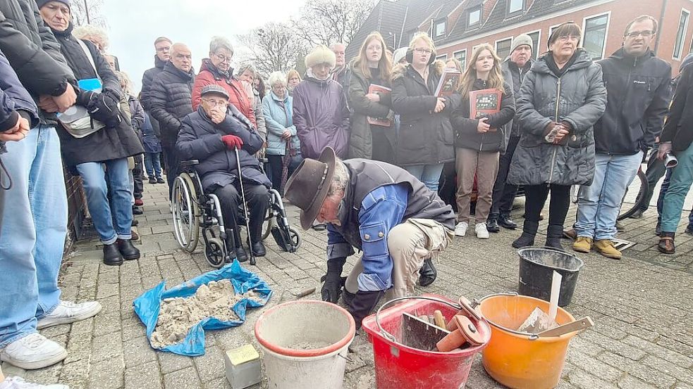 Gunter Demnig verlegt in Leer die ersten Stolpersteine. Foto: Brahms/Initiative