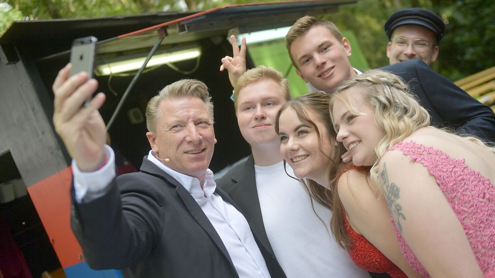 Moderator Ludger Abeln posierte mit den Kandidaten vor der Gala für ein Selfie.