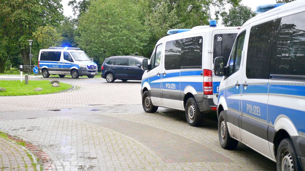 Die Polizei kontrollierte ankommende und wegfahrende Fahrzeuge. Eine der Kontrollstellen befand sich in Freepsum. Foto: Wagenaar