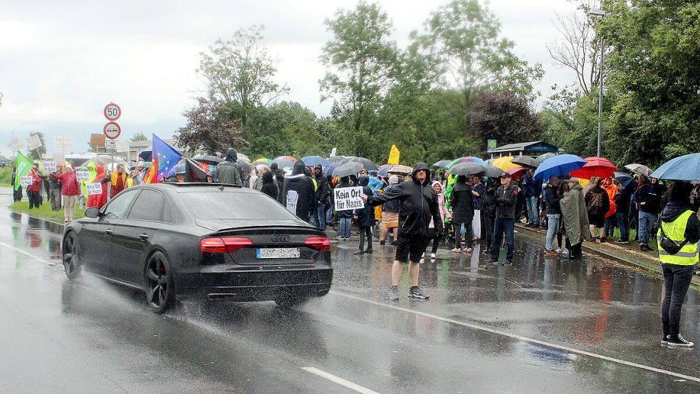Die Gegenveranstaltung traf sich an der Bushaltestelle in Canum. Foto: Becker