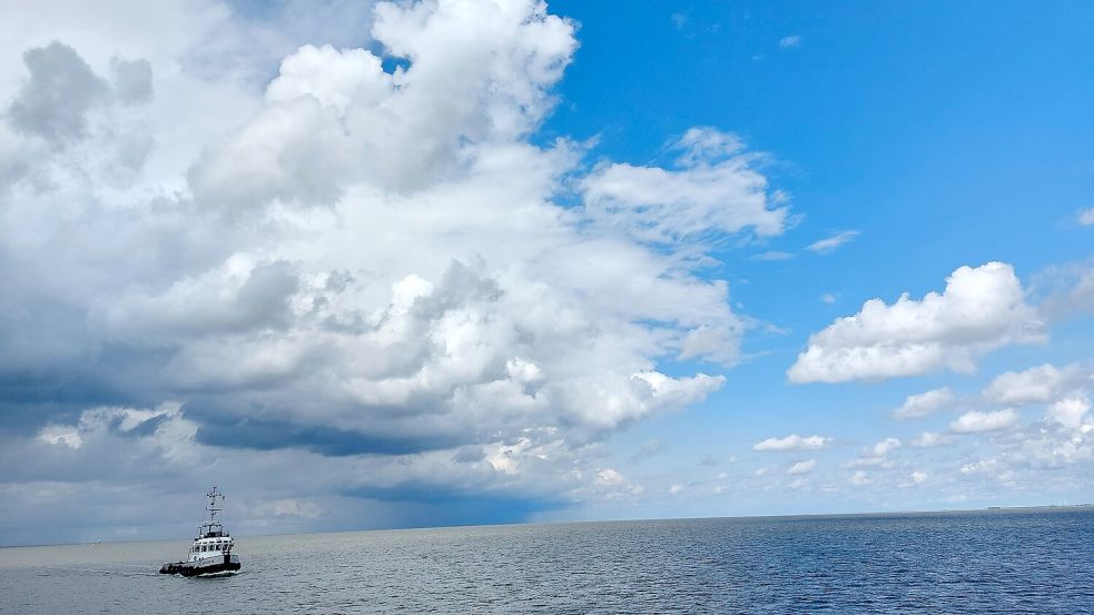 Typisch ostfriesisches Wetter: Ein blauer Himmel und Wolken wechseln sich ab.