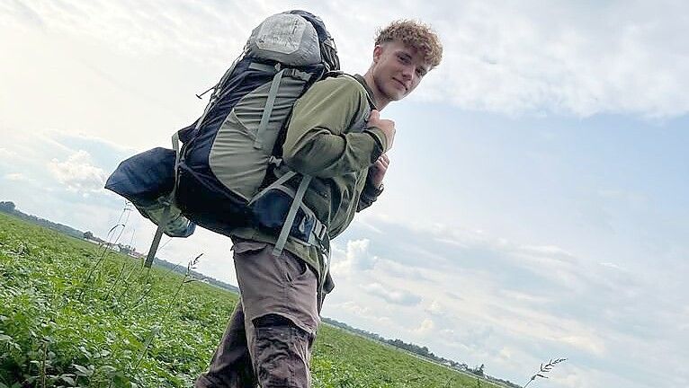 20 Kilo Gepäck schultert der 17-Jährige auf seiner Reise. Neben Wechselklamotten trägt er Zelt, Isomatte, Schlafsack und Kochutensilien bei sich. Foto: privat