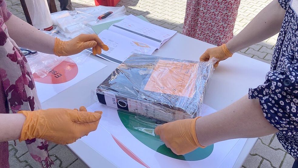 Die Objekte werden in Folie verpackt, um sie vor weiteren Schäden zu schützen.