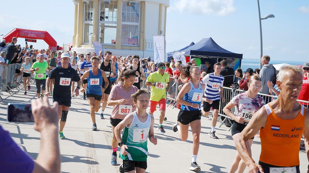 Startschuss zum 5km-Kaap-Lauf am Musikpavillon. Foto: Ferber